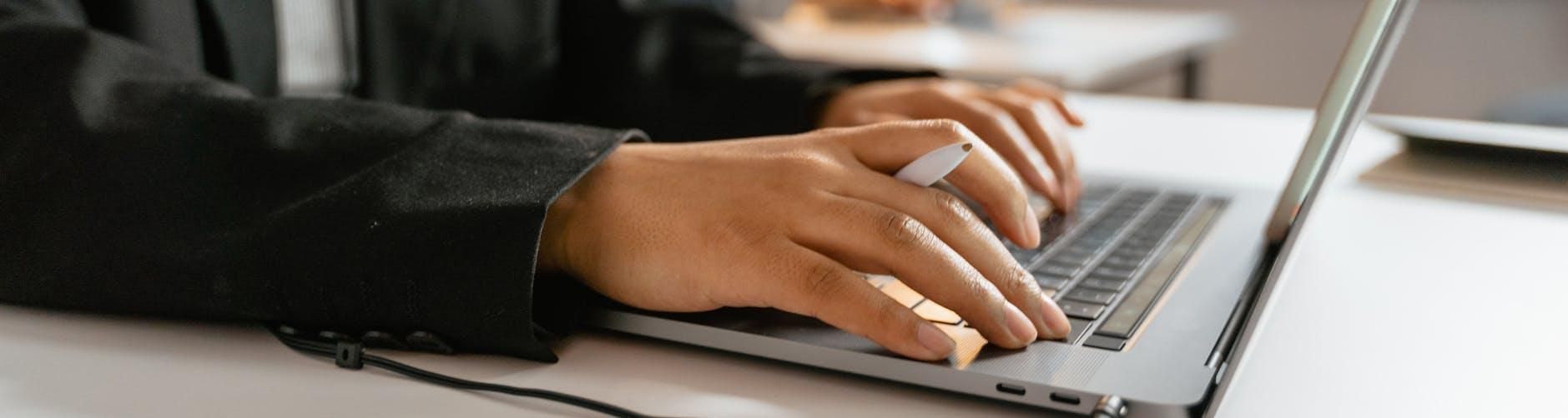 Agis Help: distribuidora de informática com atendimento pós-venda aos parceiros.